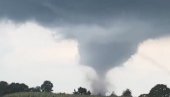 TORNADO ODNEO KUĆE, AUTOMOBILE NOSI POPLAVA: Nevreme u Francuskoj izazvalo veliku štetu (VIDEO)