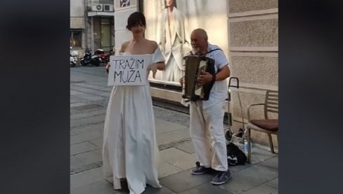 BANJALUČANKA U BEOGRADU TRAŽILA MUŽA: Hodala sa natpisom, a jedan mladić je zbog nje dobio ćušku (VIDEO) BANJALUČANKA U BEOGRADU TRAŽILA MUŽA: Hodala sa natpisom, a jedan mladić je zbog nje dobio ćušku (VIDEO)