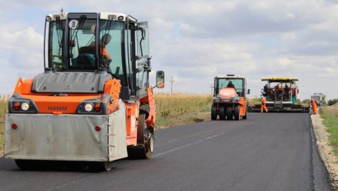 RADOVI KOD SOMBORA: Završava se rekonstrukcija puta Kljajićevo - Telečka