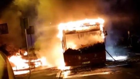 PROLAZNICI U NEVERICI POSMATRAJU ŠTA SE DEŠAVA: Vatrena buktinja guta autobus u Železniku (VIDEO)