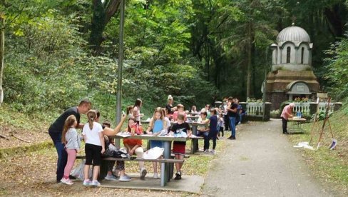 TRADICIJA LEPOG PISANJA I SLIKANJA: Održana „Školica u prirodi“ u porti Sestroljina TRADICIJA LEPOG PISANJA I SLIKANJA: Održana „Školica u prirodi“ u porti Sestroljina