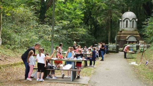 TRADICIJA LEPOG PISANJA I SLIKANJA:  Održana „Školica u prirodi“ u porti Sestroljina