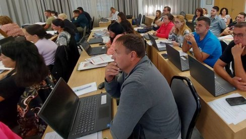 ОБУКА ЗА ПОПИСИВАЧЕ: Попис пољопривреде 2023. у врњачкој и трстеничкој општини ОБУКА ЗА ПОПИСИВАЧЕ: Попис пољопривреде 2023. у врњачкој и трстеничкој општини
