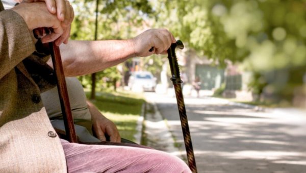 ПЕНЗИОНЕРИ СУ СВЕ ЧЕШЋЕ НА МЕТИ ПРЕВАРАНАТА: Само се појаве на вратима, и траже новац под бизарним изговорима ПЕНЗИОНЕРИ СУ СВЕ ЧЕШЋЕ НА МЕТИ ПРЕВАРАНАТА: Само се појаве на вратима, и траже новац под бизарним изговорима