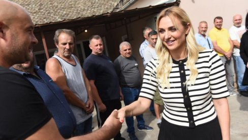 MINISTARKA TANASKOVIĆ POSETILA PORODIČNO GAZDINSTVO: Poljoprivrednici imaju mnoga pitanja, videćemo šta sve možemo da im pružimo MINISTARKA TANASKOVIĆ POSETILA PORODIČNO GAZDINSTVO: Poljoprivrednici imaju mnoga pitanja, videćemo šta sve možemo da im pružimo