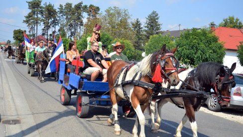 U BATKOVIĆU PRVA FIJAKERIJADA: U seoskom parku Lipik desetak jahača konja i 30 kočija iz semberskih i majevičkih mesta U BATKOVIĆU PRVA FIJAKERIJADA: U seoskom parku Lipik desetak jahača konja i 30 kočija iz semberskih i majevičkih mesta