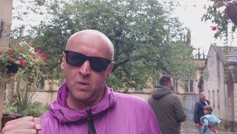 ЛЕГЕНДА ПАРТИЗАНА БОДРИЛА ЗВЕЗДУ: Саша Ђани Ћурчић клицао Путину усред Енглеске, а овако је храбрио црвено-беле (ВИДЕО) ЛЕГЕНДА ПАРТИЗАНА БОДРИЛА ЗВЕЗДУ: Саша Ђани Ћурчић клицао Путину усред Енглеске, а овако је храбрио црвено-беле (ВИДЕО)
