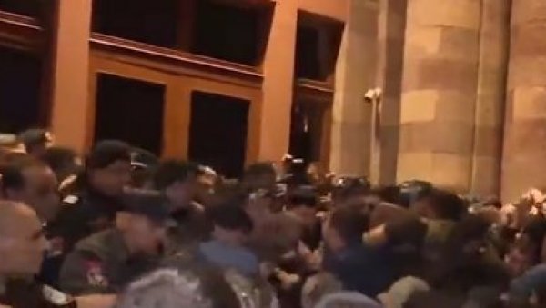 ХАОС У ЈЕРЕВАНУ: Сукоби полиције и демонстраната који покушавају да уђу у зграду Владе (ВИДЕО)