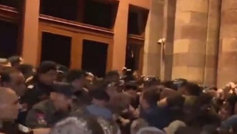 HAOS U JEREVANU: Sukobi policije i demonstranata koji pokušavaju da uđu u zgradu Vlade (VIDEO)