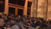 HAOS U JEREVANU: Sukobi policije i demonstranata koji pokušavaju da uđu u zgradu Vlade (VIDEO)