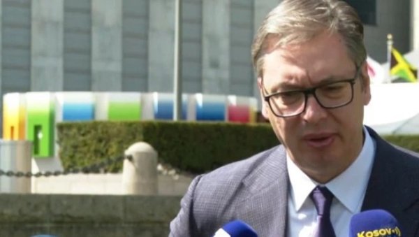 РУСИ УСРЕД ЊУЈОРКА ПОСТАВИЛИ ПИТАЊЕ ВУЧИЋУ: Председник дао јасан одговор (ВИДЕО) РУСИ УСРЕД ЊУЈОРКА ПОСТАВИЛИ ПИТАЊЕ ВУЧИЋУ: Председник дао јасан одговор (ВИДЕО)