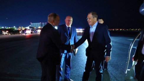ЛАВРОВ СТИГАО У ЊУЈОРК: Први пут од почетка сукоба у Украјини да ће Зеленски и руски представници бити за истим столом (ВИДЕО) ЛАВРОВ СТИГАО У ЊУЈОРК: Први пут од почетка сукоба у Украјини да ће Зеленски и руски представници бити за истим столом (ВИДЕО)