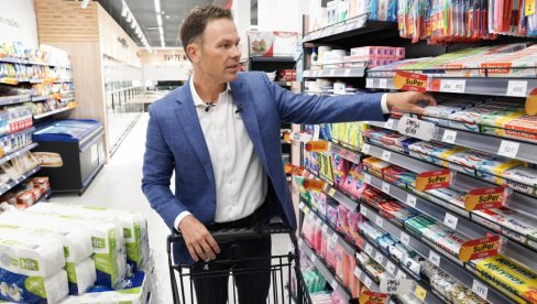 UŠTEDEO SAM VIŠE OD 1.000 DINARA: Ministar Mali u kupovini u marketu na Dorćolu UŠTEDEO SAM VIŠE OD 1.000 DINARA: Ministar Mali u kupovini u marketu na Dorćolu