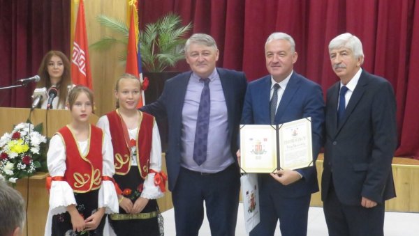 ПРИЗНАЊА ПОВОДОМ ДАНА ОПШТИНЕ МАЛИ ЗВОРНИК: Уручено седам повеља и четири плакете заслужним појединцима ПРИЗНАЊА ПОВОДОМ ДАНА ОПШТИНЕ МАЛИ ЗВОРНИК: Уручено седам повеља и четири плакете заслужним појединцима