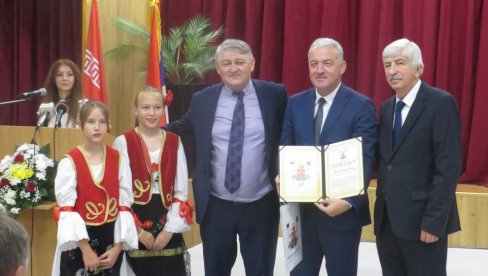PRIZNANJA POVODOM DANA OPŠTINE MALI ZVORNIK: Uručeno sedam povelja i četiri plakete zaslužnim pojedincima PRIZNANJA POVODOM DANA OPŠTINE MALI ZVORNIK: Uručeno sedam povelja i četiri plakete zaslužnim pojedincima