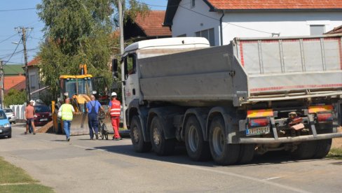 OBNOVA VAŽNE ULICE U SVILAJNCU: Novi kolovoz i vodovodne cevi za Ulicu Radomira Bisića