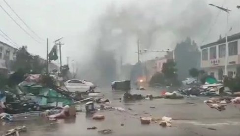 ПОГЛЕДАЈТЕ СНИМКЕ РАЗОРНОГ ТОРНАДА У КИНИ: Најмање 10 особа погинуло, више стотина повређено (ВИДЕО) ПОГЛЕДАЈТЕ СНИМКЕ РАЗОРНОГ ТОРНАДА У КИНИ: Најмање 10 особа погинуло, више стотина повређено (ВИДЕО)