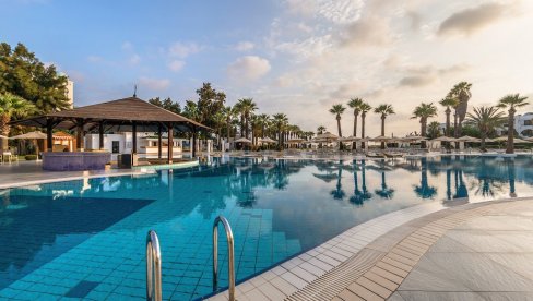 U SRCU MESTA PORT EL KANTOUI: Sjajan hotel u blizini vesele i zabavne marine, sa bezbroj restorana, kafića i suvenirnica U SRCU MESTA PORT EL KANTOUI: Sjajan hotel u blizini vesele i zabavne marine, sa bezbroj restorana, kafića i suvenirnica