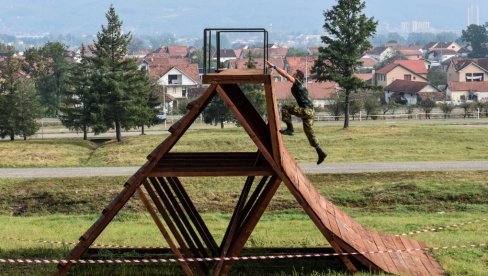СРПСКИ ВОЈНИЦИ СУ ТО! Одржана чудесна трка - 10.000 метара са препрекама - ово су најбољи у Србији (ФОТО) СРПСКИ ВОЈНИЦИ СУ ТО! Одржана чудесна трка - 10.000 метара са препрекама - ово су најбољи у Србији (ФОТО)