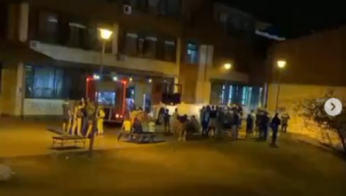 VATROGASCI SE BORE SA VATRENOM STIHIJOM: Prvi snimci sa mesta požara na Vidikovcu (FOTO/VIDEO) VATROGASCI SE BORE SA VATRENOM STIHIJOM: Prvi snimci sa mesta požara na Vidikovcu (FOTO/VIDEO)