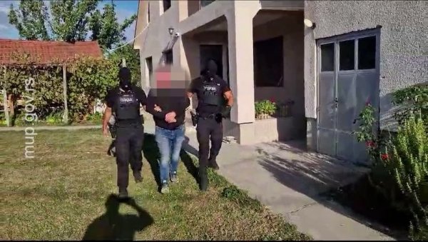ПИЈАН ОЦУ ПРЕТИО УБИСТВОМ У КУЋИ У ЗЕМУНУ: Одмах ухапшен, чека саслушање ПИЈАН ОЦУ ПРЕТИО УБИСТВОМ У КУЋИ У ЗЕМУНУ: Одмах ухапшен, чека саслушање