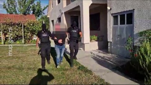 ПИЈАН ОЦУ ПРЕТИО УБИСТВОМ У КУЋИ У ЗЕМУНУ: Одмах ухапшен, чека саслушање ПИЈАН ОЦУ ПРЕТИО УБИСТВОМ У КУЋИ У ЗЕМУНУ: Одмах ухапшен, чека саслушање