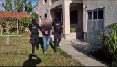 ПИЈАН ОЦУ ПРЕТИО УБИСТВОМ У КУЋИ У ЗЕМУНУ: Одмах ухапшен, чека саслушање ПИЈАН ОЦУ ПРЕТИО УБИСТВОМ У КУЋИ У ЗЕМУНУ: Одмах ухапшен, чека саслушање
