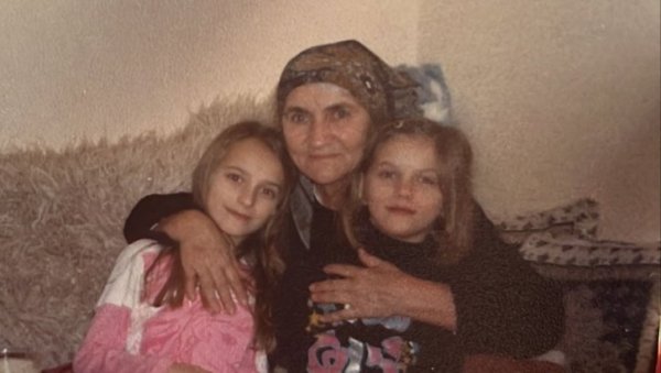 ЧЕТВРТ ВЕКА ИХ ЈЕ ТРАЖИЛА И САД ИМ СЕ ПРИДРУЖИЛА У НЕБЕСКОМ ЦАРСТВУ Петковић се огласио након смрти Слободанке Крстић (ФОТО) ЧЕТВРТ ВЕКА ИХ ЈЕ ТРАЖИЛА И САД ИМ СЕ ПРИДРУЖИЛА У НЕБЕСКОМ ЦАРСТВУ Петковић се огласио након смрти Слободанке Крстић (ФОТО)