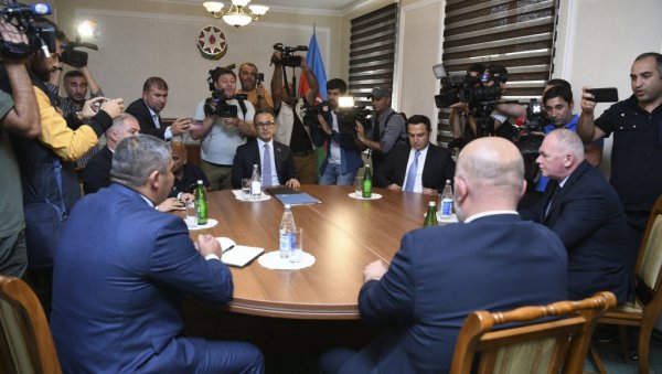 ЈОШ НЕМА ФИНАЛНОГ СПОРАЗУМА: Представник Јермена из Нагорно-Карабаха након састанка у Јевлаху ЈОШ НЕМА ФИНАЛНОГ СПОРАЗУМА: Представник Јермена из Нагорно-Карабаха након састанка у Јевлаху