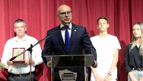 OVDE IMAMO ZAJEDNICU JEDNAKIH I RAVNOPRAVNIH: Ministar Vučević na obeležavanju Dana opštine Dimitrovgrad (FOTO) OVDE IMAMO ZAJEDNICU JEDNAKIH I RAVNOPRAVNIH: Ministar Vučević na obeležavanju Dana opštine Dimitrovgrad (FOTO)