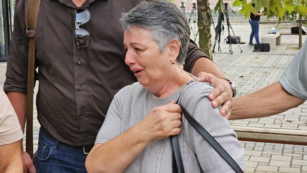 СУЗЕ И ОЧАЈ НА ЛИЦУ СУПРУГЕ УХАПШЕНОГ ЕЛЕЗОВИЋА: Адвокат Пантовић - Сваки Србин оптужен за ратни злочин на КиМ унапред је осуђен СУЗЕ И ОЧАЈ НА ЛИЦУ СУПРУГЕ УХАПШЕНОГ ЕЛЕЗОВИЋА: Адвокат Пантовић - Сваки Србин оптужен за ратни злочин на КиМ унапред је осуђен