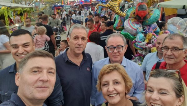 ОПОЗИЦИЈА НА ВАШАРУ У ШАПЦУ: Док се Вучић бори за Србију у УН, они се проводе (ФОТО) ОПОЗИЦИЈА НА ВАШАРУ У ШАПЦУ: Док се Вучић бори за Србију у УН, они се проводе (ФОТО)