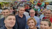 OPOZICIJA NA VAŠARU U ŠAPCU: Dok se Vučić bori za Srbiju u UN, oni se provode (FOTO) OPOZICIJA NA VAŠARU U ŠAPCU: Dok se Vučić bori za Srbiju u UN, oni se provode (FOTO)