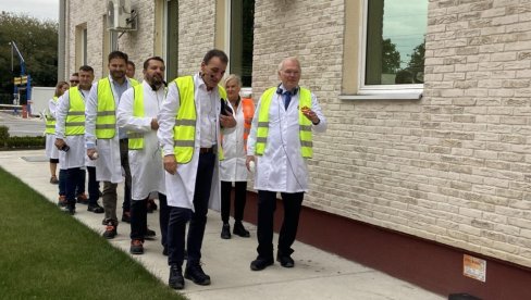 Ambasador SAD Kristofer Hil posetio fabriku Bambi u Požarevcu (FOTO)