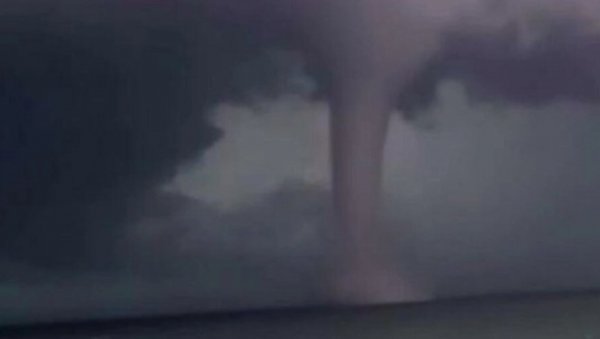 ВОДЕНИ ТОРНАДО У ИТАЛИЈИ: Београђанин се нашао у стравичној олуји у Тоскани ВОДЕНИ ТОРНАДО У ИТАЛИЈИ: Београђанин се нашао у стравичној олуји у Тоскани