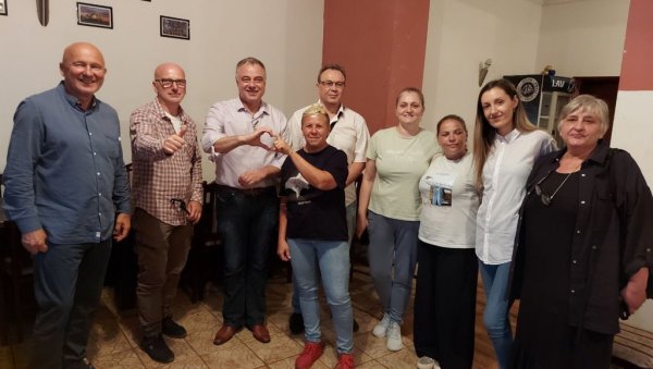 РОДИТЕЉИ ПРОТИВ СКУПИХ УЏБЕНИКА: У школи у Равном Селу обезбеђене књиге које штеде кућни буџет РОДИТЕЉИ ПРОТИВ СКУПИХ УЏБЕНИКА: У школи у Равном Селу обезбеђене књиге које штеде кућни буџет