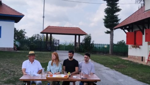 ПОЗОРИШНЕ ИСПОВЕСТИ, ИСКУСТВА И СЕЋАЊА: У селу Леушићи представљене две домаће представе овогодишњег, 57. Битефа ПОЗОРИШНЕ ИСПОВЕСТИ, ИСКУСТВА И СЕЋАЊА: У селу Леушићи представљене две домаће представе овогодишњег, 57. Битефа