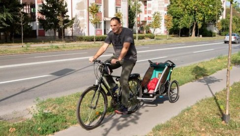 БИЦИКЛОМ ПО ТРАДИЦИЈИ: Градоначелник Зрењанина искористио лепо време за вожњу са ћеркицом  (ФОТО)