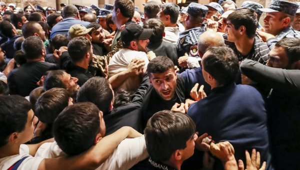 ТРАЖЕ ОСТАВКУ ПАШИЊАНА ЗБОГ НАГОРНО-КАРАБАХА: Полиција хапси демонстранте у Јеревану ТРАЖЕ ОСТАВКУ ПАШИЊАНА ЗБОГ НАГОРНО-КАРАБАХА: Полиција хапси демонстранте у Јеревану