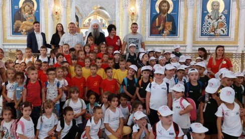 POSETA MALIŠANA IZ VUKOVARA: Porfirije u Hramu Svetog Save dočekao predškolce iz Vukovara