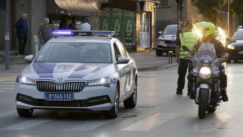 ДИЛЕР БЕЖАО ОД ПОЛИЦИЈЕ, ПА КОЛИМА СЛЕТЕО СА ПУТА И УДАРИО У ДРУГО ВОЗИЛО: Полиција у Рашки ухапсила Београђанина (19)