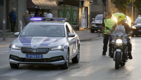 DILER BEŽAO OD POLICIJE, PA KOLIMA SLETEO SA PUTA I UDARIO U DRUGO VOZILO: Policija u Raški uhapsila Beograđanina (19)