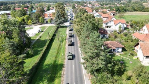 MANEVAR KA KOPNENOJ ZONI BEZBEDNOSTI: Kolona oklopnih vozila Vojske Srbije kreće se od Kraljeva ka Raškoj (VIDEO) MANEVAR KA KOPNENOJ ZONI BEZBEDNOSTI: Kolona oklopnih vozila Vojske Srbije kreće se od Kraljeva ka Raškoj (VIDEO)