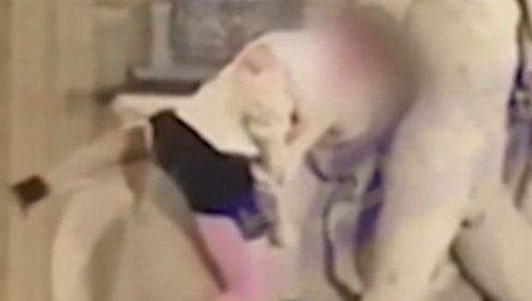 PENJANJE ĆE SKUPO DA GA KOŠTA: Irski turista polomio skulpturu dan nakon njene restauracije (VIDEO) PENJANJE ĆE SKUPO DA GA KOŠTA: Irski turista polomio skulpturu dan nakon njene restauracije (VIDEO)