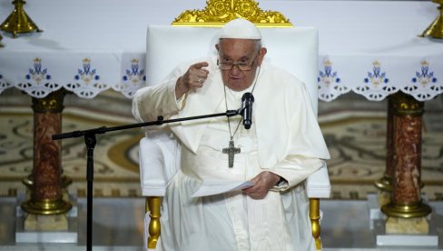 PREKINULE MISU PAPA FRANJE: Dve aktivistkinje za prava životinja napravile opštu pometnju u bazilici (VIDEO)