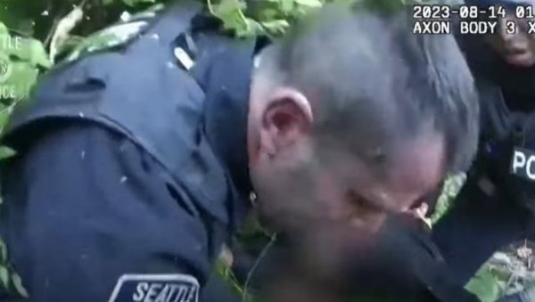 НЕСВАКИДАШЊИ СЛУЧАЈ: Полицајце напао рој оса док су хапсили осумњиченог, не зна се ко је горе прошао (ВИДЕО) НЕСВАКИДАШЊИ СЛУЧАЈ: Полицајце напао рој оса док су хапсили осумњиченог, не зна се ко је горе прошао (ВИДЕО)