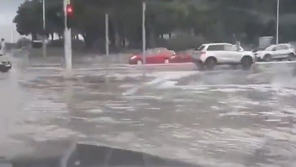 СПЛИТ ПОД ВОДОМ: Стравично невреме тутњи ка Србији (ВИДЕО) СПЛИТ ПОД ВОДОМ: Стравично невреме тутњи ка Србији (ВИДЕО)