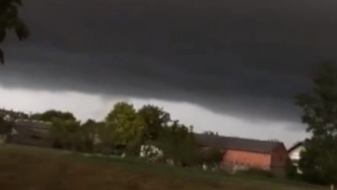 ZASTRAŠUJUĆI PRIZORI NEBA KOD VRBASA: Potpuno se zacrnelo, Frušku goru pokosio grad (VIDEO)