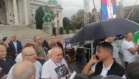 TVITERAŠI PODSETILI NA IZJAVU VUČIĆA I PORUČILI: Sklanjajte kučiće, na protestu opozicije govorio i Srđan Milivojević (VIDEO)