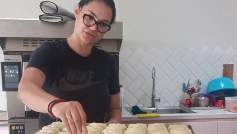 NOVOSAĐANKA U BANJALUKU DONELA MIRIS BAKINE KUHINJE: Evo ko je Milica koja pravi najpopularnije kiflice (FOTO) NOVOSAĐANKA U BANJALUKU DONELA MIRIS BAKINE KUHINJE: Evo ko je Milica koja pravi najpopularnije kiflice (FOTO)